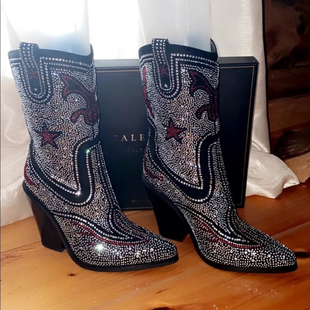 NWOB Azalea Wang rhinestone cowboy boots womens size 6.